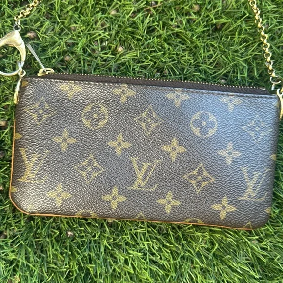 Louis Vuitton 
Authentic 
Milla Pochette Monogram Canvas MM - Picture 6 of 9